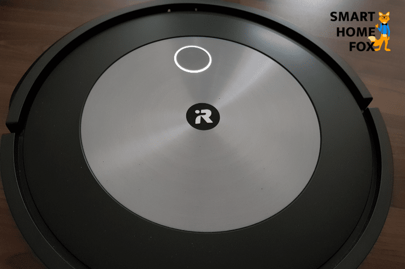 Der LED-Leuchtring des iRobot Roomba j7 leuchtet weiß.